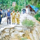 Wagub Aceh Fadhlullah meninjau sejumlah ruas jalan di kawasan Alur Manis, Simpang 5 Rantau dan Bukit Suling, Kecamatan Rantau, Kabupaten Aceh Tamiang, Selasa (12/5/2026).