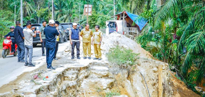 Wagub Aceh Fadhlullah meninjau sejumlah ruas jalan di kawasan Alur Manis, Simpang 5 Rantau dan Bukit Suling, Kecamatan Rantau, Kabupaten Aceh Tamiang, Selasa (12/5/2026).