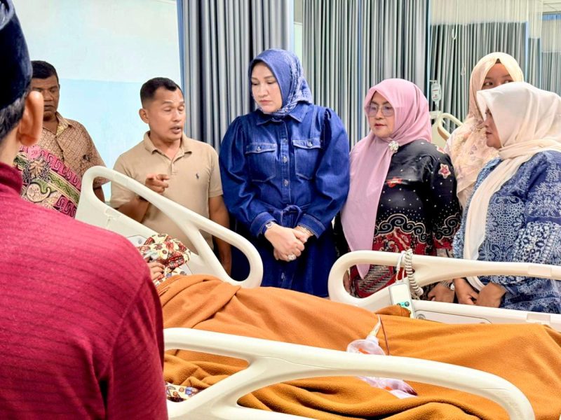 Ketua TP PKK Aceh Marlina Muzakir, menjenguk Ketua Fraksi Partai Aceh di DPRA Tgk Anwar Ramli dan sang anak Muhammad Wafiq, yang sedang menjalani perawatan intensif pasca mengalami kecelakaan di Tol Sibanveh, di ruang High Care Unit Surgical Rumah Sakit Umum Daerah dr Zainoel Abidin, Selasa (12/5/2026).