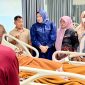 Ketua TP PKK Aceh Marlina Muzakir, menjenguk Ketua Fraksi Partai Aceh di DPRA Tgk Anwar Ramli dan sang anak Muhammad Wafiq, yang sedang menjalani perawatan intensif pasca mengalami kecelakaan di Tol Sibanveh, di ruang High Care Unit Surgical Rumah Sakit Umum Daerah dr Zainoel Abidin, Selasa (12/5/2026).