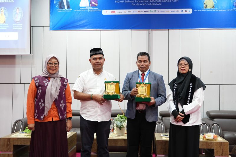 Kepala Dinas Pendidikan Aceh, Murthalamuddin,  Pesan itu ia sampaikan saat membuka kegiatan Bimbingan Teknis Penulisan dan Penerbitan Buku bertema “Menulis Budaya, Mewariskan Identitas” yang digelar MGMP Bahasa Indonesia SMA Kota Banda Aceh di Aula Dinas Pendidikan Aceh, Rabu, (13/5/2026).