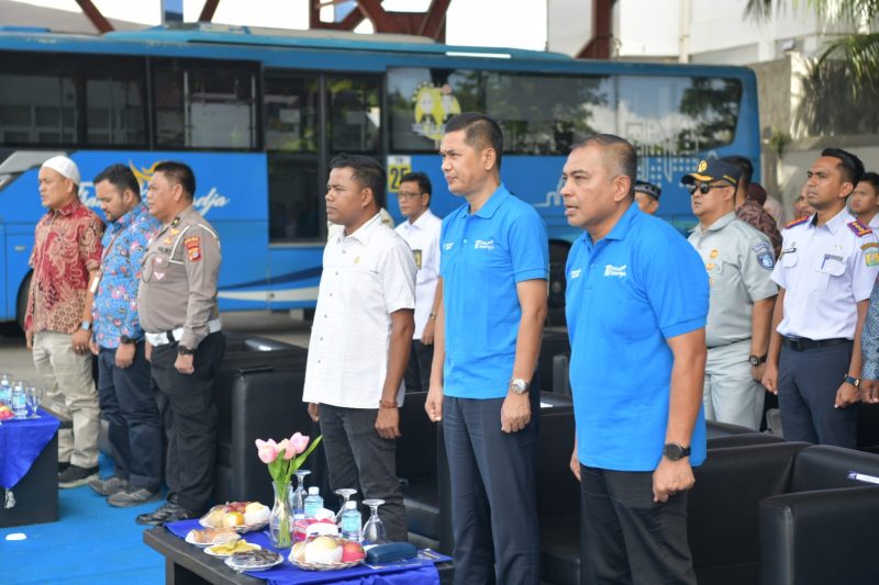 Setda Aceh M Nasir di dampingi Kepala Dinas Perhubungan Aceh, Teuku Faisal, memperingati satu dekade (10 tahun) pelayanan Trans Kutaraja di Terminal Tipe A Batoh, pada Rabu (13/5/2026).
