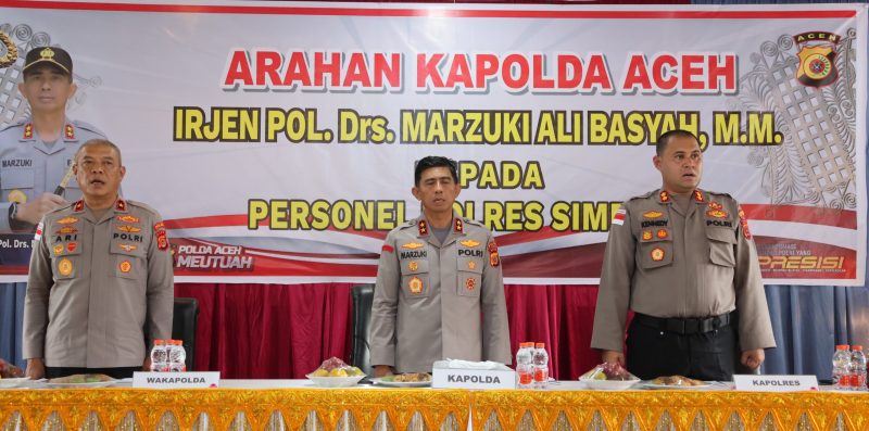 Irjen Pol. Drs. Marzuki Ali Basyah, M.M., ke Kabupaten Simeulue berlangsung penuh kehangatan dan nuansa kebersamaan. Kedatangan Kapolda Aceh bersama jajaran Pejabat Utama Polda Aceh disambut langsung oleh unsur Forkopimda, tokoh masyarakat, serta jajaran Polres Simeulue di Bandara Lasikin, Kamis (14/5/2026).