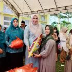 Ketua TP PKK Aceh Marlina Muzakir, meninjau pelaksanaan Pasar Murah yang digelar oleh Dinas Perindustrian dan Perdagangan Aceh dalam rangka menyambut Hari Raya Idul Adha 1447 Hijriah, di Halaman kantor Camat Peukan Bada, Kamis (21/5/2026).