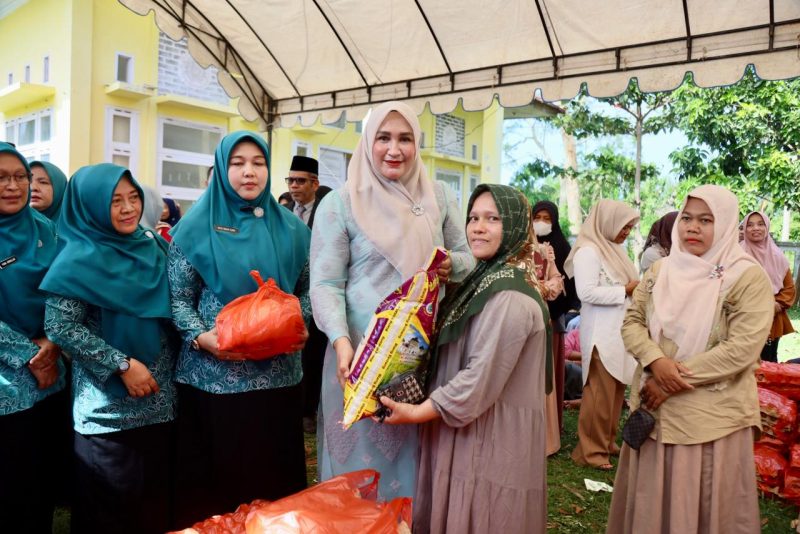 Ketua TP PKK Aceh Marlina Muzakir, meninjau pelaksanaan Pasar Murah yang digelar oleh Dinas Perindustrian dan Perdagangan Aceh dalam rangka menyambut Hari Raya Idul Adha 1447 Hijriah, di Halaman kantor Camat Peukan Bada, Kamis (21/5/2026).
