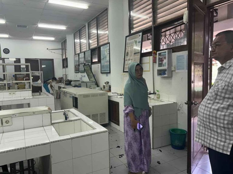 Anggota Dewan Perwakilan Rakyat Aceh (DPRA), Ir. Iskandar,  berkunjung ke lokasi kejadian dan pengrusakan gedung Fakultas Pertanian Universitas Syiah Kuala (USK) yang terjadi pada Kamis (21/5/2026).