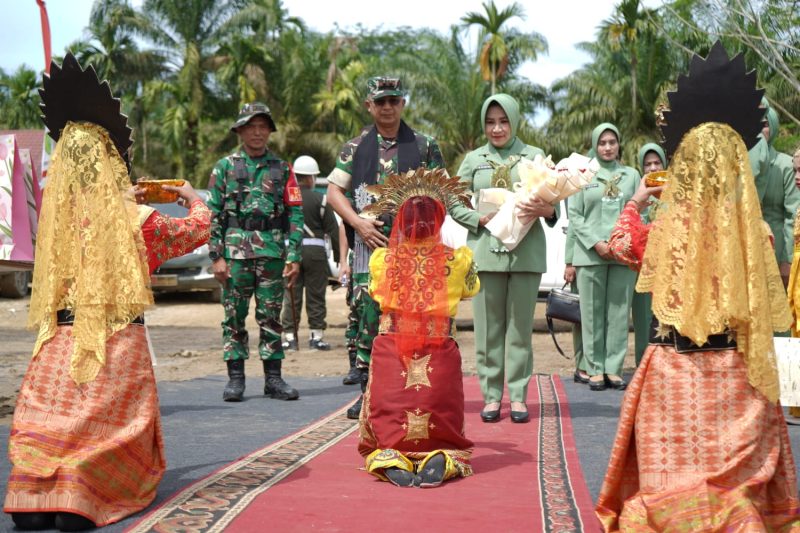 Mayor Jenderal TNI Joko Hadi Susilo, S.I.P, secara resmi menutup pelaksanaan program TNI Manunggal Membangun Desa (TMMD) Reguler Ke-128 Kodim 0117/Aceh Tamiang Tahun Anggaran 2026 dalam sebuah upacara yang berlangsung di Lapangan SMP Negeri 7 Karang Baru, Desa Sulum, Kecamatan Sekerak, Kabupaten Aceh Tamiang, Kamis (21/05/2026).