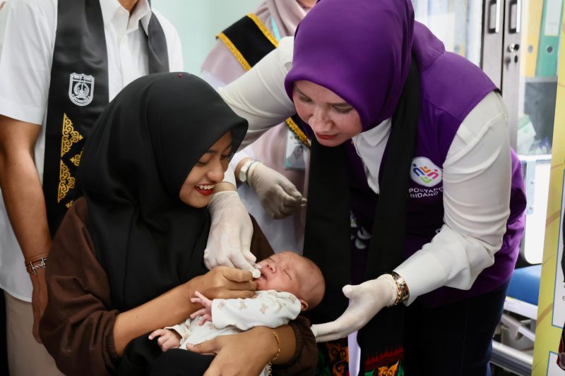 Ketua TP Posyandu Aceh Marlina Muzakir,mendampingi Wakil Menteri Kesehatan RI Dante Saksono Harbuwono, yang melakukan kunjungan kerja di Aceh, Jum’at (22/5/2026).