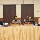 Gubernur Aceh, Muzakir Manaf, di dampingi wakil Gubernur Aceh Fadhlullah SE, Sekda Aceh M. Nasir S.IP, MPA beserta Ketua DPRA, Wakil Ketua & anggota DPRA melakukan Rapat Koordinasi Konsultasi & Pertimbangan DPRA terhadap perubahan Undang-undang No. 11 Tahun 2006 Tentang Pemerintahan Aceh, di Aula Badan Penghubung Pemerintah Aceh, Jakarta, Minggu, (24/5/2026).