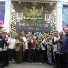 Gubernur Aceh, Muzakir Manaf (Mualem) di dampingi setda M Nasir, dan Anggota DPRA di  ruang rapat Badan Lagislasi DPR-RI, Jakarta, Senin (25/5/2026).