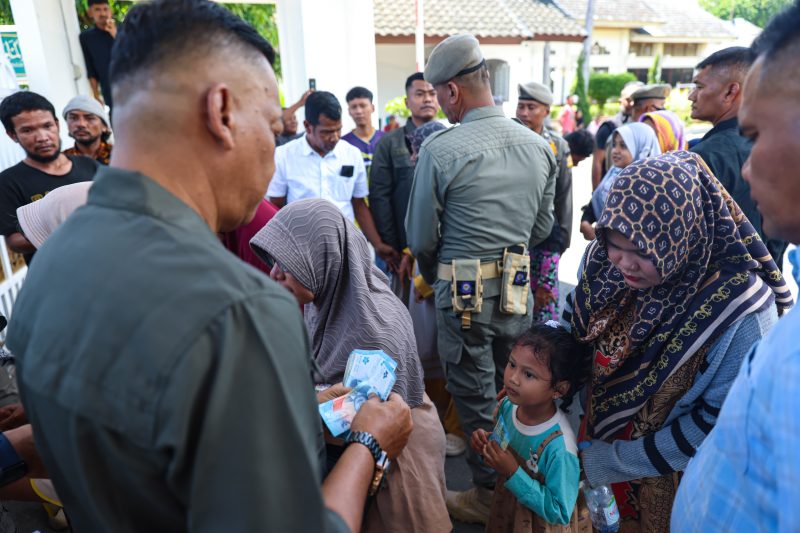 warga mendatangi Meuligoe Gubernur Aceh untuk menerima bantuan uang meugang yang dibagikan oleh tim Gubernur Aceh Muzakir Manaf atau Mualem, Selasa (26/5/2026).