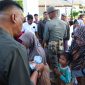 warga mendatangi Meuligoe Gubernur Aceh untuk menerima bantuan uang meugang yang dibagikan oleh tim Gubernur Aceh Muzakir Manaf atau Mualem, Selasa (26/5/2026).
