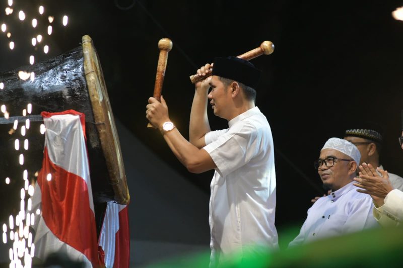 Sekretaris Daerah Aceh M. Nasir mewakili Gubernur Aceh Muzakir Manaf melepas peserta Pawai Takbir Keliling dalam rangka menyambut Hari Raya Idul Adha 1447 Hijriah di Kota Banda Aceh, Selasa (26/5/2026) malam.