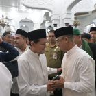 Wakil Gubernur Aceh, H. Fadhlullah, melaksanakan Salat Idul Adha 1447 Hijriah bersama unsur Forum Koordinasi Pimpinan Daerah (Forkopimda) Aceh dan ribuan jamaah di Masjid Raya Baiturrahman, Banda Aceh, Rabu (27/5/2026).