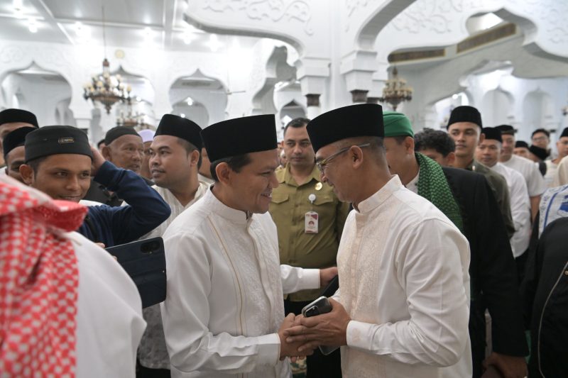 Wakil Gubernur Aceh, H. Fadhlullah, melaksanakan Salat Idul Adha 1447 Hijriah bersama unsur Forum Koordinasi Pimpinan Daerah (Forkopimda) Aceh dan ribuan jamaah di Masjid Raya Baiturrahman, Banda Aceh, Rabu (27/5/2026).