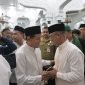 Wakil Gubernur Aceh, H. Fadhlullah, melaksanakan Salat Idul Adha 1447 Hijriah bersama unsur Forum Koordinasi Pimpinan Daerah (Forkopimda) Aceh dan ribuan jamaah di Masjid Raya Baiturrahman, Banda Aceh, Rabu (27/5/2026).
