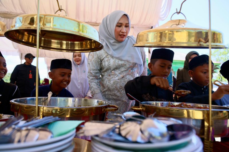 Ketua TP PKK Marlina Muzakir menggelar open house halal bi Halal dan Silaturrahmi Hari Raya Idul Adha 1447 Hijriah, bersama warga di Gampong Keutambang Kecamatan Pante Ceureumen, Kamis (28/5/2026).