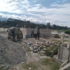 personel Babinsa jajaran Kodim 0108/Aceh Tenggara bersama masyarakat melaksanakan pemasangan besi penahan pondasi serta persiapan pemasangan tiang jembatan guna memperkuat struktur konstruksi dan memastikan keamanan fasilitas tersebut, Kamis (28/05/2026).