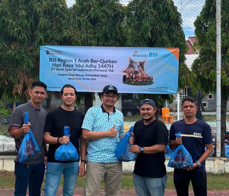 Regional CEO BSI Aceh, Imsak Ramadhan,
dalam menyambut Hari Raya Idul Adha 1447 Hijriah melalui distribusi 282 hewan kurban di wilayah Aceh,saptu (30/5/2026), yang terdiri dari 212 ekor sapi dan 70 ekor kambing/ domba.