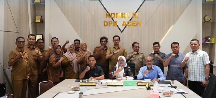 Hj. Aisyah Ismail, S.Ag., besama anggota komisi lll DPRA, menggelar rapat kerja bersama Dinas Energi dan Sumber Daya Mineral (ESDM) dsn Dinas Penanaman Modal dan Pelayanan Terpadu Satu Pintu (DPMPTSP) Aceh pada (12/5/2026).