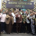 Ketua Anggota DPRA dan seluruh Tim Pembahas Revisi UUPA Bersama Gubernur Aceh, Muzakir Manaf (Mualem) di dampingi setda M Nasir,  di ruang rapat Badan Lagislasi DPR-RI, Jakarta, Senin (25/5/2026).