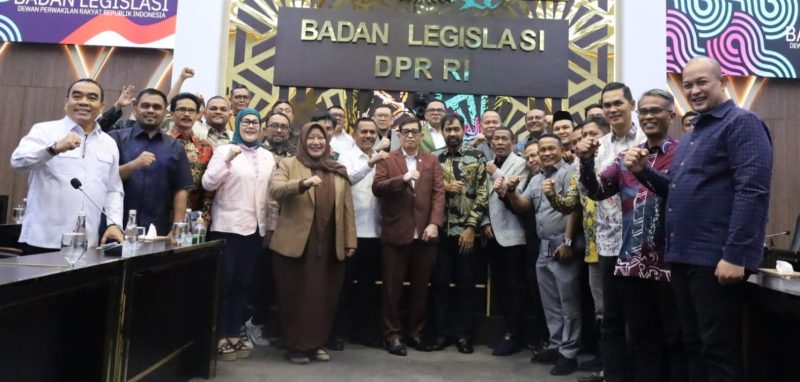 Ketua Anggota DPRA dan seluruh Tim Pembahas Revisi UUPA Bersama Gubernur Aceh, Muzakir Manaf (Mualem) di dampingi setda M Nasir,  di ruang rapat Badan Lagislasi DPR-RI, Jakarta, Senin (25/5/2026).