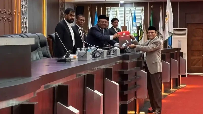 Ilmiza Saaduddin serahkannya secara simbolis dokumen rekomendasi kepada Gubernur 2026, yang berlangsung di Gedung Utama DPRA, Rabu (20/5/2026).