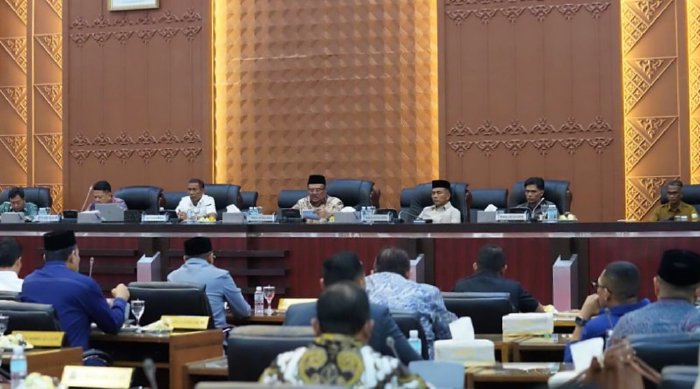 Ketua DPRA Zulfadhli bersama jajaran pimpinan legislatif se-Aceh mengikuti Rapat Koordinasi Pencegahan Korupsi bersama KPK-RI di Gedung Utama DPRA, Banda Aceh, Selasa (19/5/2026)