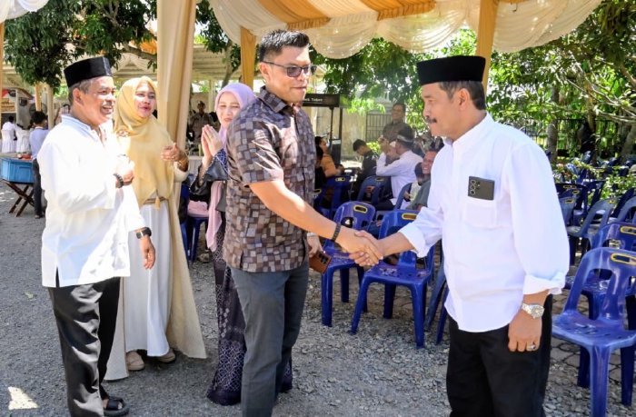 Wakil Bupati Aceh Besar Drs H Syukri A Jalil menyambut para tamu saat menghadiri Open House Wakil Bupati Aceh Besar, di Gompong Cot Nambak, Kecamatan Blang Bintang, Aceh Besar, Kamis(28/05/2026). FOTO/MC ACEH BESAR