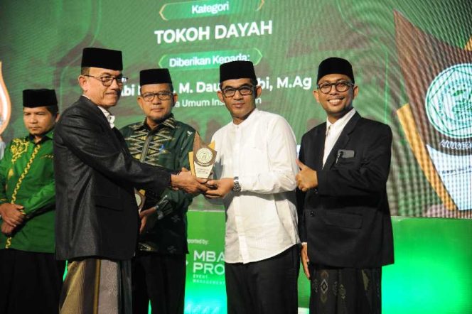 Plt. Kepala Dinas Pendidikan Dayah Aceh, Muhsin, S.Pdi, M.Pdi saat menerima ISAD awards 2026 yang diserahkan DPP ISAD di aula MPU, Minggu, (03/05/2026).
