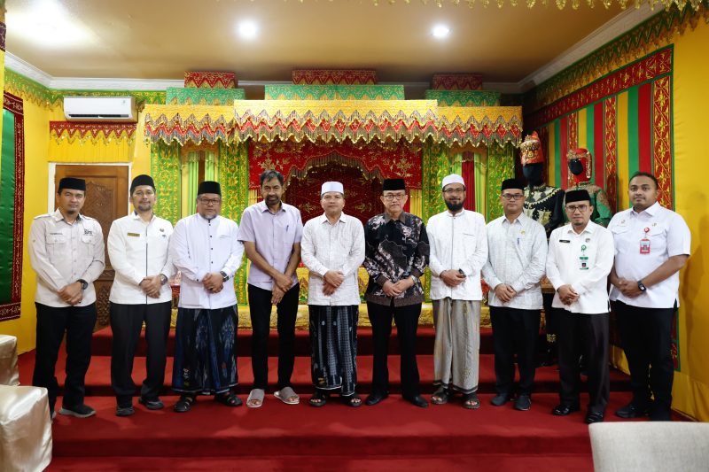 Gubernur Aceh, Muzakir Manaf di dampingi Asisten 1, Drs. Syakir M.Si  serta SKPA terkait menerima kunjungan Ketua Majelis Permusyawaratan Ulama (MPU) Aceh Tgk Faisal Ali dan jajarannya di Meuligoe Gubernur Aceh, Rabu (3/6/2026).