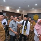 Wagub Fadhlullah, mendampingi kunjungan kerja Menteri Sosial Republik Indonesia, Saifullah Yusuf, dalam kegiatan Open House Sekolah Rakyat Sentra Darussa’adah di Kecamatan Darul Imarah, Kabupaten Aceh Besar, Senin (8/6/2026).