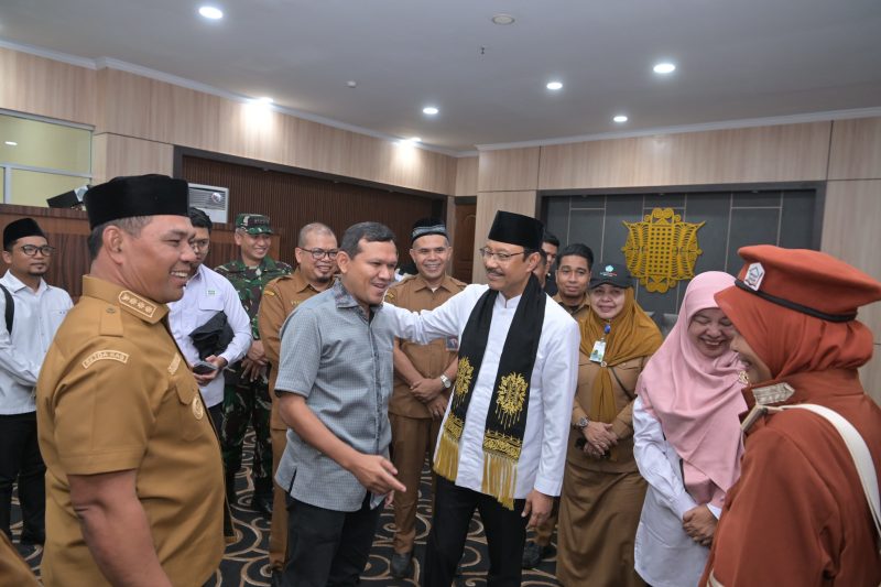 Wagub Fadhlullah, mendampingi kunjungan kerja Menteri Sosial Republik Indonesia, Saifullah Yusuf, dalam kegiatan Open House Sekolah Rakyat Sentra Darussa’adah di Kecamatan Darul Imarah, Kabupaten Aceh Besar, Senin (8/6/2026).
