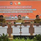 Gubernur Mualem dan wakil gubernur Aceh rapat koordinasi dan evaluasi dengan Menteri Dalam Negeri Muhammad Tito Karnavian dalam rapat koordinasi dan evaluasi capaian penanganan pemulihan pascabencana di Aceh yang digelar di Gedung Serbaguna Kantor Gubernur Aceh, pada Selasa (9/6/2026).