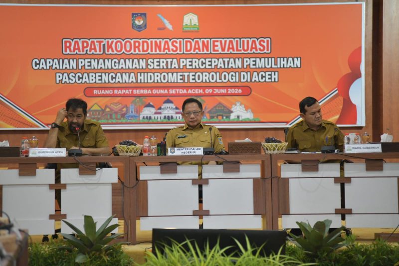 Gubernur Mualem dan wakil gubernur Aceh rapat koordinasi dan evaluasi dengan Menteri Dalam Negeri Muhammad Tito Karnavian dalam rapat koordinasi dan evaluasi capaian penanganan pemulihan pascabencana di Aceh yang digelar di Gedung Serbaguna Kantor Gubernur Aceh, pada Selasa (9/6/2026).