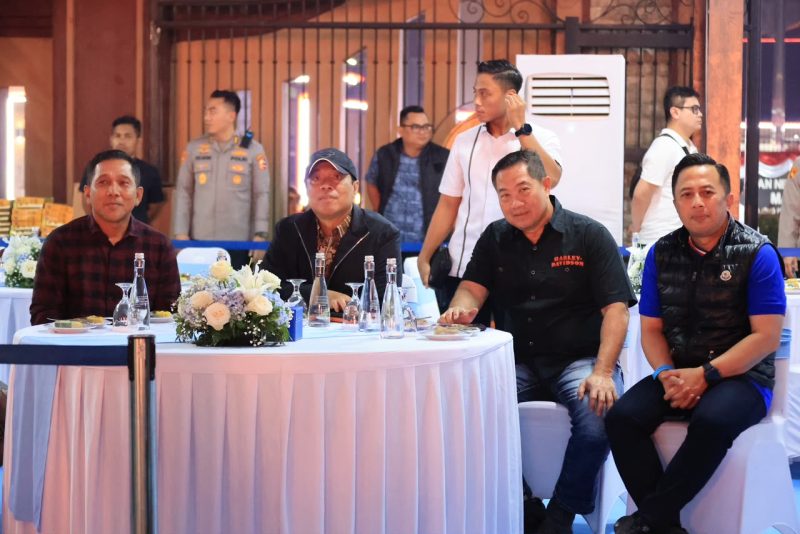 Wakapolri Komjen Pol. Prof. Dr. Dedi Prasetyo, S.H., M.Hum., M.Si., M.M. membuka kegiatan “Nonton Bareng Pildun 2026: Bola Gembira Polri untuk Masyarakat” di Lapangan Bhayangkara Mabes Polri, Jumat (12/6/2026)