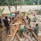 Babinsa jajaran Kodim 0108/Aceh Tenggara bersama masyarakat melaksanakan kegiatan gotong royong untuk mempersiapkan pemasangan tiang pylon atau menara utama jembatan, Jumat (12/06/2026).