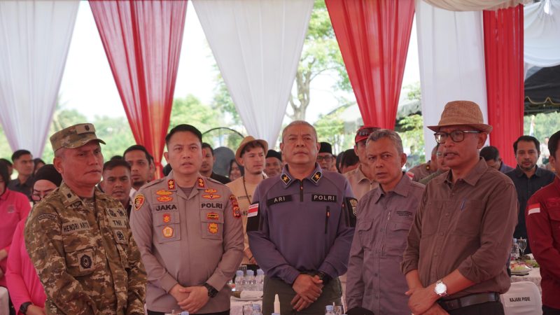 Brigjen Pol. Ari Wahyu Widodo, S.I.K., mewakili Kapolda Aceh Irjen Pol. Drs. Marzuki Ali Basyah, M.M., meluncurkan program penanaman jagung bersama Komunitas Petani Muda Milenial Kabupaten Pidie di Desa Blang Lueun, Kecamatan Simpang Tiga, Kabupaten Pidie, Sabtu (13/6/2026).