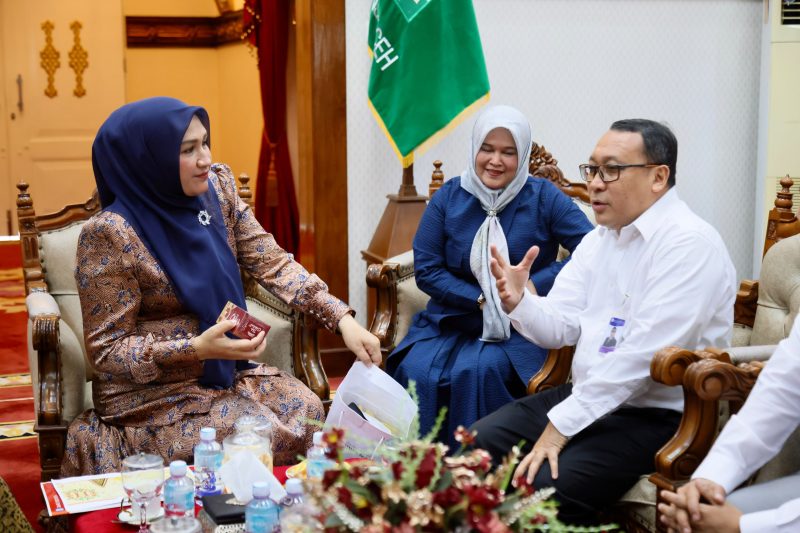 Ketua Dekranasda Aceh Marlina, saat menerima audiensi Kepala Perwakilan Bank Indonesia Aceh Agus Chusaini, di ruang tengah Meuligoe Gubernur Aceh, Senin (15/6/2026).