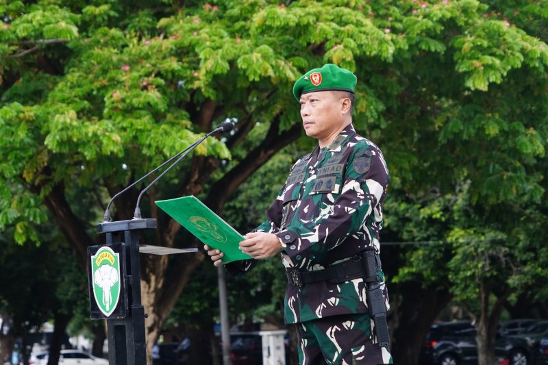 Brigadir Jenderal TNI Heri Purwanto, S.E., mewakili Panglima Kodam Iskandar Muda (Pangdam IM), Mayor Jenderal TNI Joko Hadi Susilo, S.I.P., bertindak sebagai Inspektur Upacara pada pelaksanaan Upacara Bendera Bulanan yang berlangsung di Lapangan Blang Padang, Kota Banda Aceh, Rabu (17/6/2026)