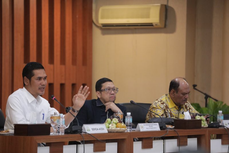 Sekda Aceh Muhammad Nasir dalam pertemuan antara Pemerintah Aceh dan Komisi II DPR RI yang berlangsung di Gedung Serbaguna Kantor Gubernur Aceh, Rabu (17/6/2026).