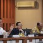 Sekda Aceh Muhammad Nasir dalam pertemuan antara Pemerintah Aceh dan Komisi II DPR RI yang berlangsung di Gedung Serbaguna Kantor Gubernur Aceh, Rabu (17/6/2026).