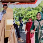 Bunda PAUD Aceh Marlina Muzakir dan Wakil Bunda PAUD Aceh Mukarramah Fadhlullah, turun dari panggung kehormatan untuk mengajak selfie si unta, Selasa (16/6/2026).