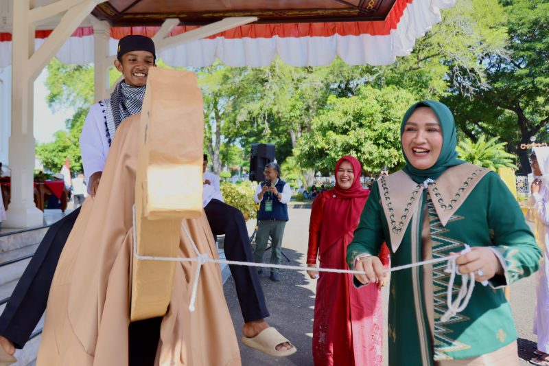 Bunda PAUD Aceh Marlina Muzakir dan Wakil Bunda PAUD Aceh Mukarramah Fadhlullah, turun dari panggung kehormatan untuk mengajak selfie si unta, Selasa (16/6/2026).