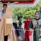 Bunda PAUD Aceh Marlina Muzakir dan Wakil Bunda PAUD Aceh Mukarramah Fadhlullah, turun dari panggung kehormatan untuk mengajak selfie si unta, Selasa (16/6/2026).
