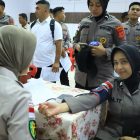 Polda Aceh menggelar kegiatan bakti kesehatan berupa donor darah yang dipusatkan di Aula Cut Mutia Biddokkes Polda Aceh, Lamteumen, Banda Aceh, Rabu (17/6/2026).
