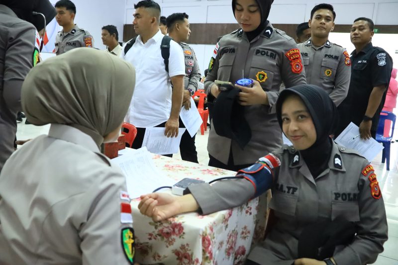 Polda Aceh menggelar kegiatan bakti kesehatan berupa donor darah yang dipusatkan di Aula Cut Mutia Biddokkes Polda Aceh, Lamteumen, Banda Aceh, Rabu (17/6/2026).