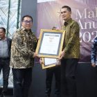 Sekda Aceh Aceh, M. Nasir Syamaun, S.IP., MPA., menerima Anugerah Serikat Media Siber Indonesia (SMSI) sebagai Tokoh Inspiratif Nasional 2026 dalam acara penganugerahan yang berlangsung di Hall Dewan Pers, Jakarta Pusat, Kamis (18/6/2026).