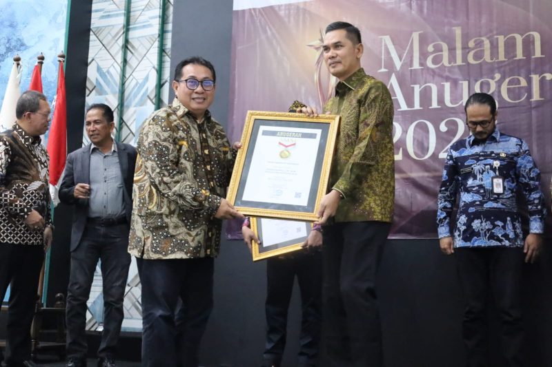 Sekda Aceh Aceh, M. Nasir Syamaun, S.IP., MPA., menerima Anugerah Serikat Media Siber Indonesia (SMSI) sebagai Tokoh Inspiratif Nasional 2026 dalam acara penganugerahan yang berlangsung di Hall Dewan Pers, Jakarta Pusat, Kamis (18/6/2026).