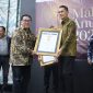 Sekda Aceh Aceh, M. Nasir Syamaun, S.IP., MPA., menerima Anugerah Serikat Media Siber Indonesia (SMSI) sebagai Tokoh Inspiratif Nasional 2026 dalam acara penganugerahan yang berlangsung di Hall Dewan Pers, Jakarta Pusat, Kamis (18/6/2026).
